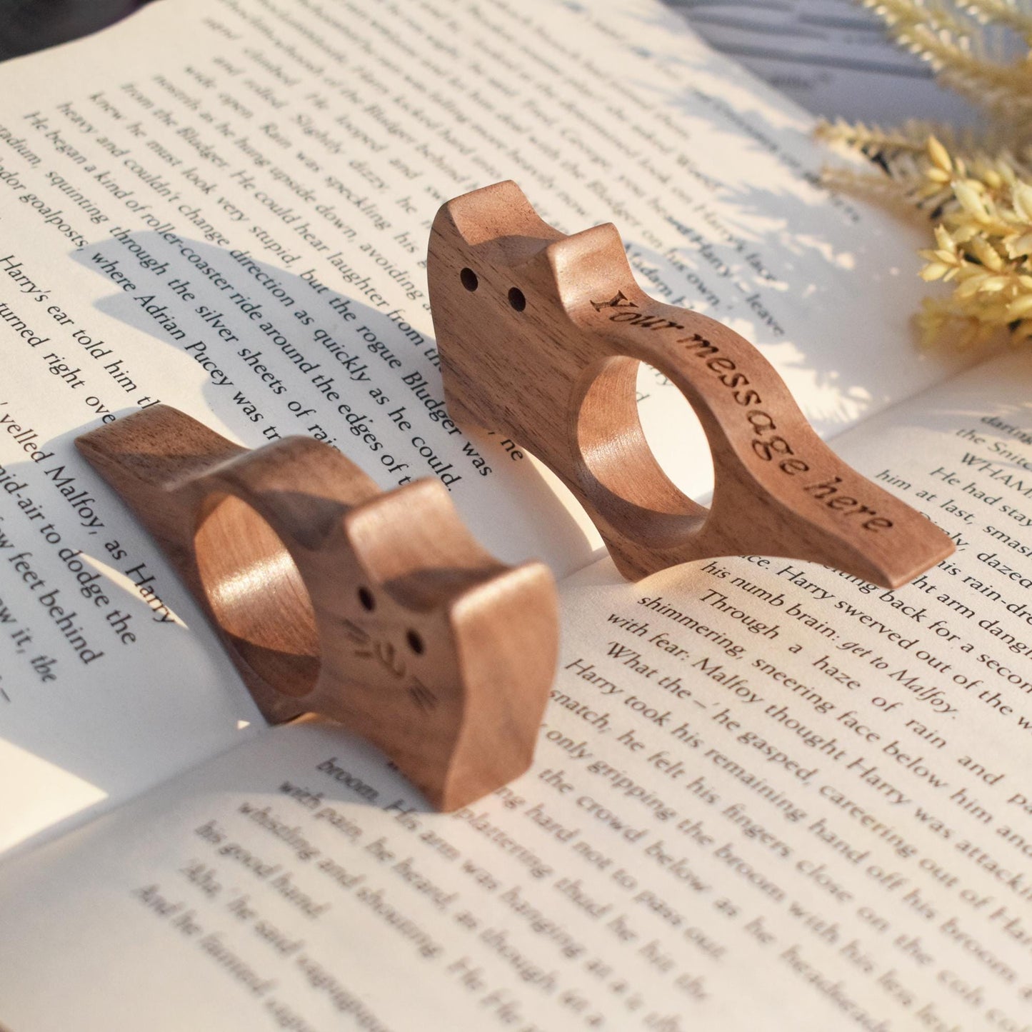 Personalized Wooden Thumb Dog&Cat Book Page Holder, Book lovers gift, Personalized text engraving, Book Accessory,Christmas Gifts