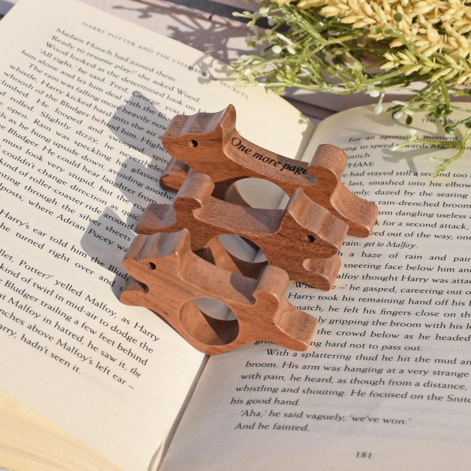 Personalized Wooden Thumb Dog&Cat Book Page Holder, Book lovers gift, Personalized text engraving, Book Accessory,Christmas Gifts