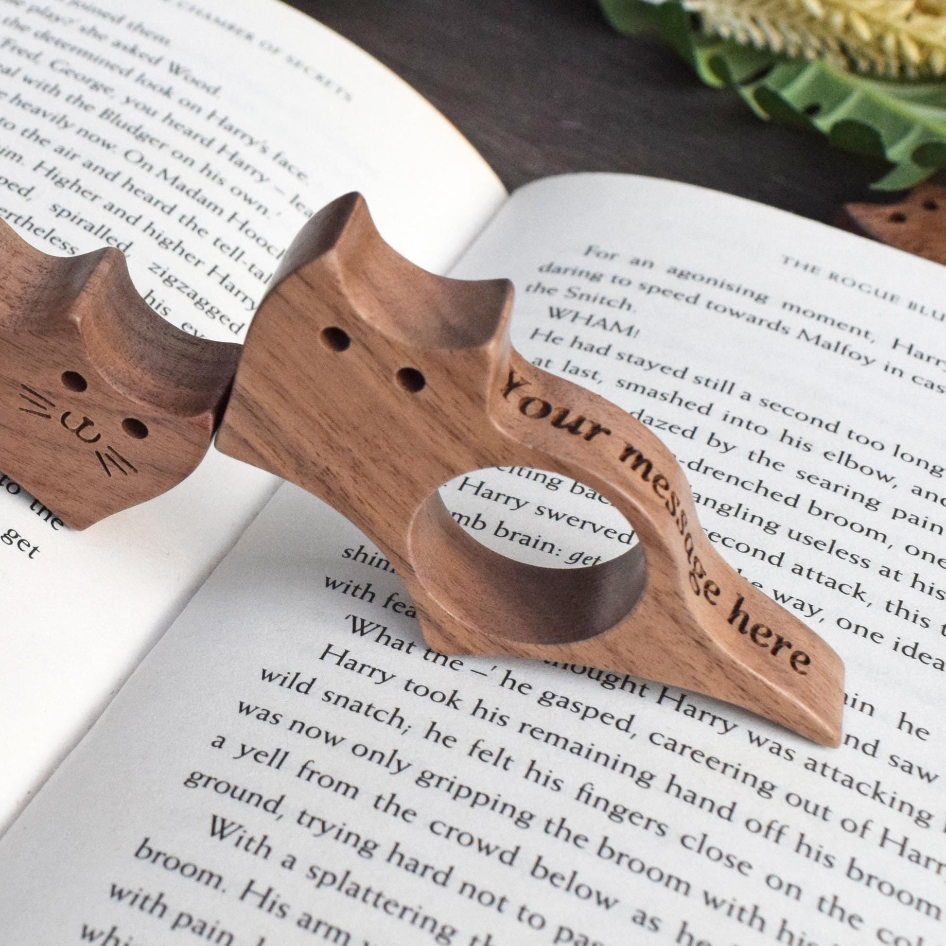 Personalized Wooden Thumb Dog&Cat Book Page Holder, Book lovers gift, Personalized text engraving, Book Accessory,Christmas Gifts