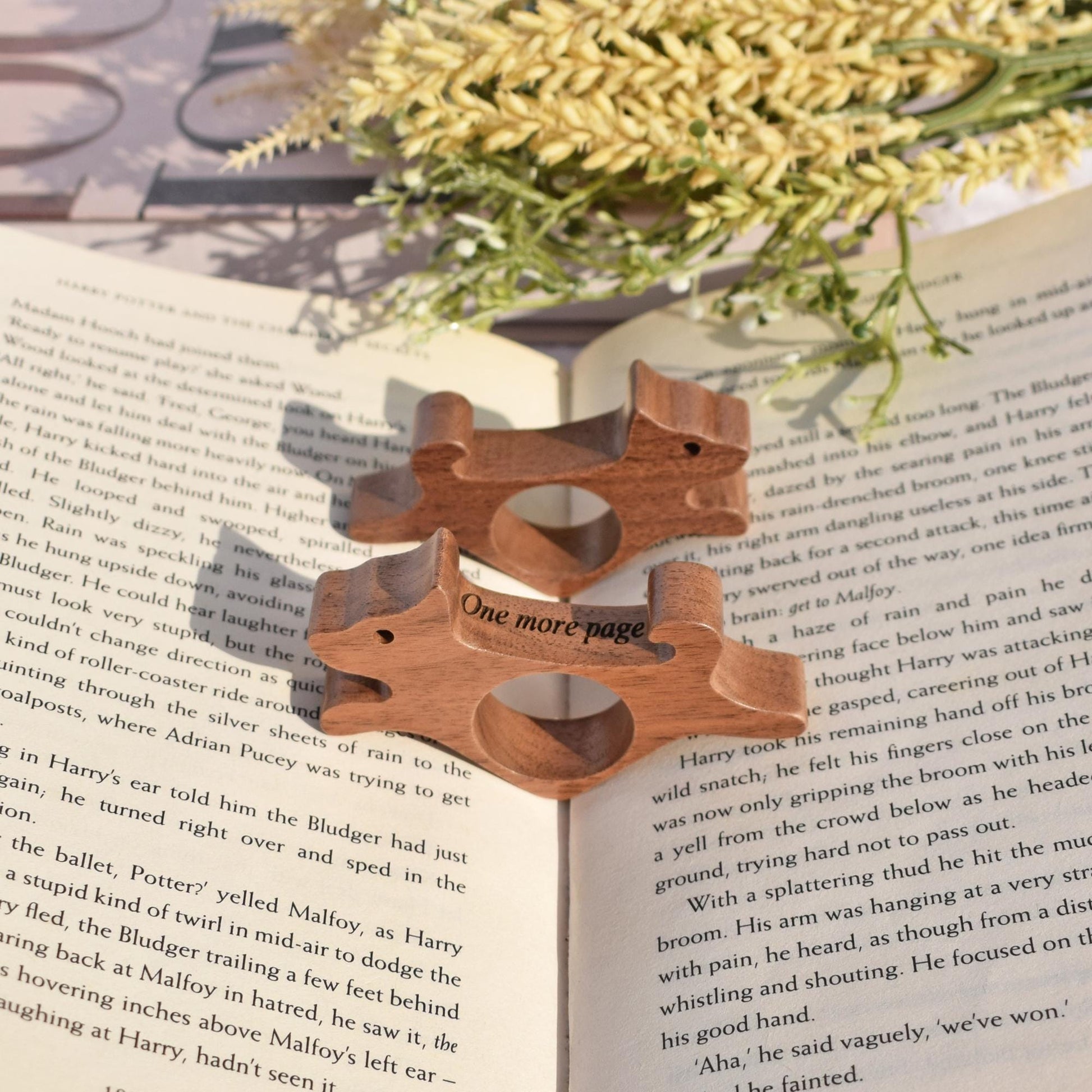 Personalized Wooden Thumb Dog&Cat Book Page Holder, Book lovers gift, Personalized text engraving, Book Accessory,Christmas Gifts